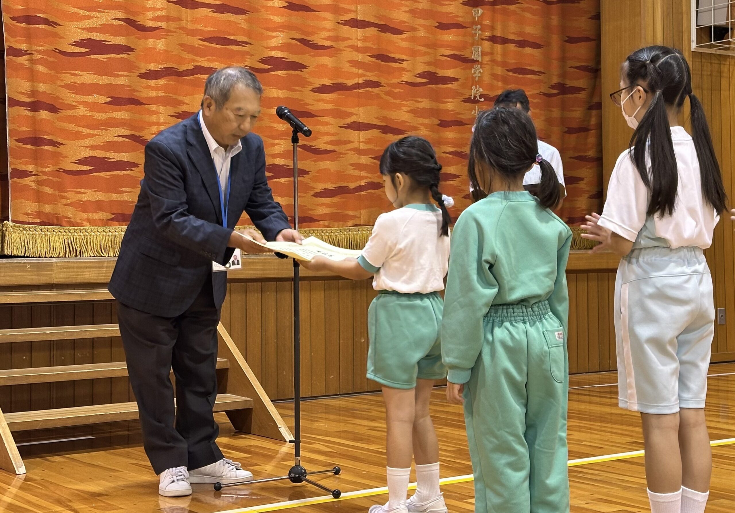 児童朝礼(日本語検定 表彰式)